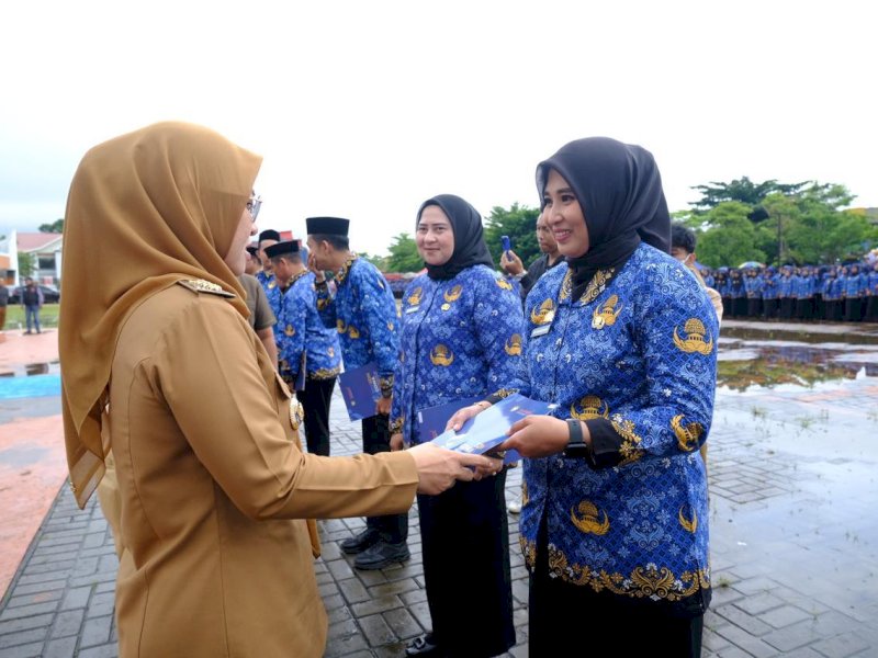 Bupati Gowa, Sitti Husniah Talenrang, menyerahkan sebanyak 3.924 Surat Keputusan (SK) Pengangkatan Pegawai Pemerintah dengan Perjanjian Kerja (PPPK) Paruh Waktu lingkup Pemkab Gowa di Lapangan Sultan Hasanuddin, Sungguminasa, Senin (5/1/2026). @Jejakfakta/dok. Humas Pemkab Gowa