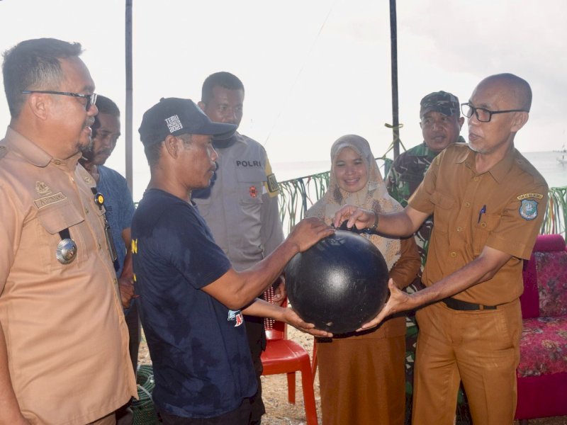 Kepala Bidang Perikanan Tangkap Dinas Perikanan Kabupaten Bulukumba, Yusli Sandi, saat memberikan bantuan simbolis rumpon kepada nelayan. @Jejakfakta/dok. Humas Pemkab Bulukumba