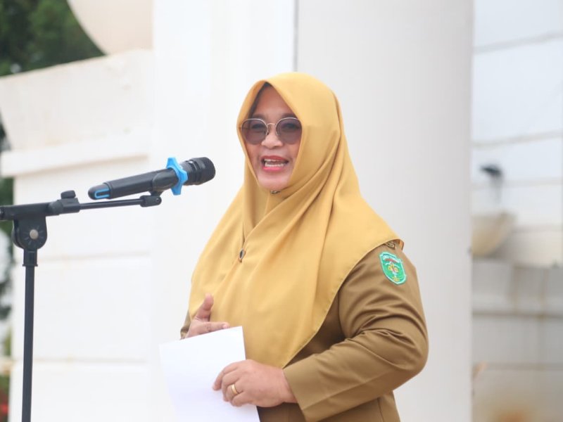 Wakil Bupati Luwu Timur, Hj. Puspawati Husler,  saat memimpin Apel Pagi di Halaman Kantor Bupati Luwu Timur yang diikuti para Pejabat Eselon II, III, IV, serta staf, baik PNS maupun PPPK, Senin (5/1/2026). @Jejakfakta/dok.  IKP Humas/Kominfo-SP