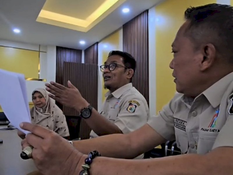 Direktur Utama Perumda Pasar Makassar Raya, Ali Gauli Arief, saat memberikan keterangan pers, Senin (5/1/2026). @Jejakfakta/dok. Humas Pemkot Makassar