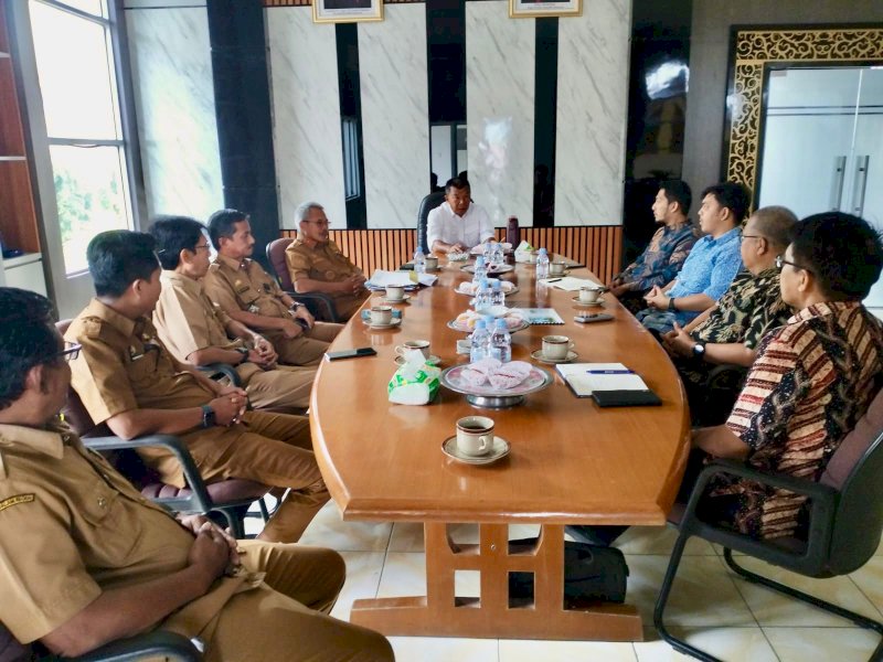 Bupati Bulukumba Andi Muchtar Ali Yusuf saat menerima kunjungan Tim PT Moya Indonesia, salah satu perusahaan pengelola air bersih terbesar di Indonesia, dalam rangka penjajakan kerja sama investasi dan revitalisasi Perusahaan Daerah Air Minum (PDAM), Selasa (6/1/2026). @Jejakfakta/dok. Humas Pemkab Bulukumba