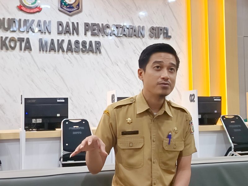Kepala Disdukcapil Kota Makassar, Muhammad Hatim, saat memberikan katerangan pers, Selasa (6/1/2026). @Jejakfakta/dok. Humas Pemkot Makassar