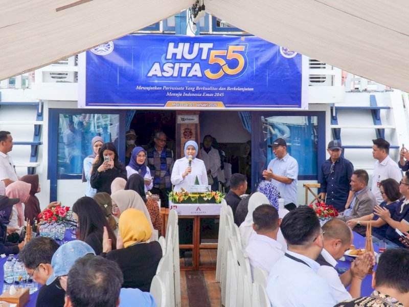 Wakil Wali Kota Makassar yang juga Wakil Ketua DPD ASITA Sulawesi Selatan, Aliyah Mustika Ilham, menghadiri acara Syukuran dan Doa Bersama dalam rangka HUT ASITA ke-55, di Kapal Phinisi, Anjungan Pantai Losari Makassar, Rabu (7/1/2026). @Jejakfakta/dok. Humas Pemkot Makassar