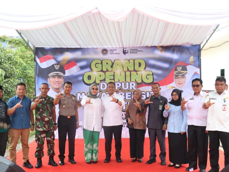 Dapur Makan Bergizi Gratis (MBG) Satuan Pelayanan Pemenuhan Gizi (SPPG) Yayasan Alam Semesta Berbagi yang berlokasi di Desa Puncak Indah, Kecamatan Malili, resmi diluncurkan oleh Bupati Luwu Timur, Irwan Bachri Syam, Rabu (07/01/2026). @Jejakfakta/dok. IKP-Humas/Kominfo-SP