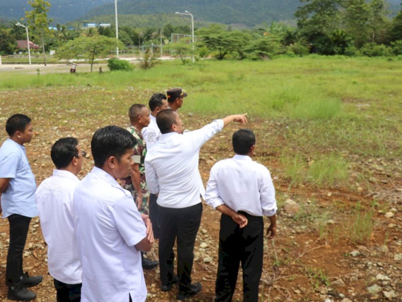 Bupati Luwu Timur, Irwan Bachri Syam, didampingi Pj. Sekretaris Daerah Dr. Ramadhan Pirade, bersama Kepala Desa Puncak Indah Muhammad Cakir, melakukan peninjauan langsung ke lokasi perencanaan pembangunan Koperasi Desa Merah Putih (KDMP), Rabu (07/01/2026). @Jejakfakta/dok. IKP Humas/Kominfo-SP