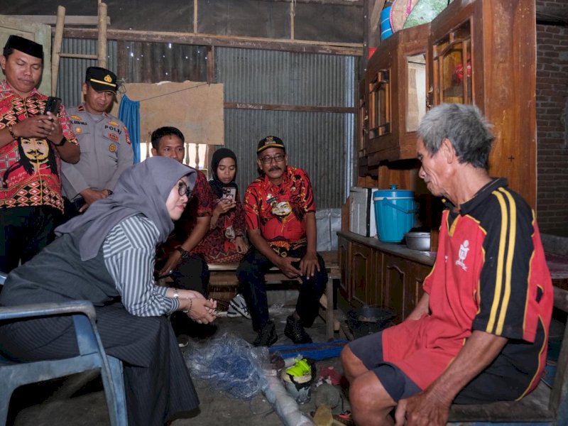 Bupati Gowa, Sitti Husniah Talenrang, saat kunjungan langsung ke rumah Keluarga Miskin Ekstrem (KME) di sejumlah titik, Kamis (8/1/2026). @Jejakfakta/dok. Humas Pemkab Gowa