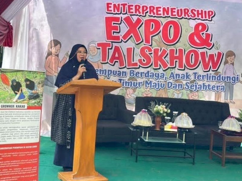 Asisten Pemerintahan dan Kesejahteraan Rakyat, Aini Endis Anrika, saat memberikan sambutan pada Women Entrepreneurship Expo & Talkshow yang digelar di Pasar Selaras, Desa Bonepute, Kecamatan Burau, Kabupaten Luwu Timur, Kamis (08/01/2026). @Jejakfakta/dok. ikp-humas/kominfo-sp