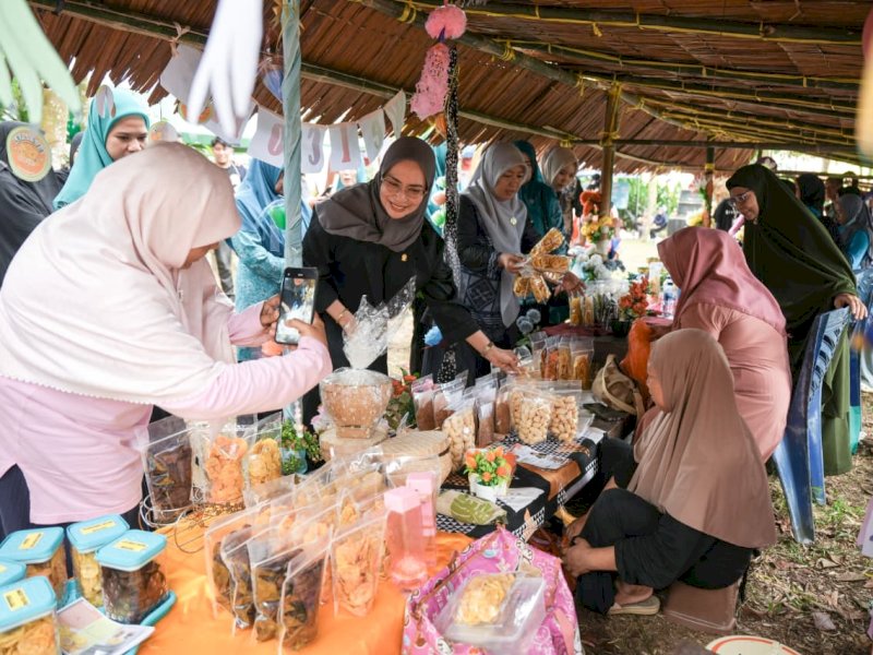 Ketua TP PKK Luwu Timur, dr. Ani Nurbani Irwan, saat mengunjungi  Desa Wanasari Kecamatan Angkona, Rabu (8/1/2026). @Jejakfakta/dok. IKP-Humas/Kominfo-SP