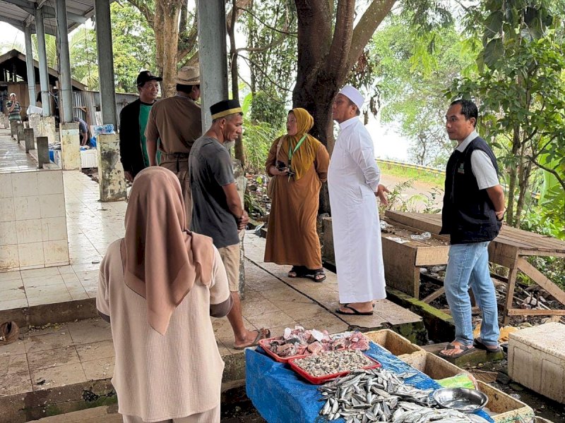  Bupati Luwu Timur, Irwan Bachri Syam, meninjau Pasar Tapuondau yang berada di Desa Sorowako, Kecamatan Nuha, Jumat (9/1/2026). @Jejakfakta/dok. KP-Humas/Kominfo-SP