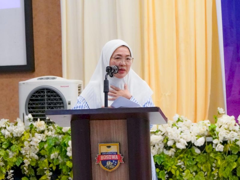 Ketua TP PKK Kota Makassar yang juga menjabat sebagai Ketua Dewan Lingkungan Kota Makassar, Melinda Aksa Munafri, saat menghadiri kegiatan Monitoring dan Evaluasi (Monev) KKN Tematik Unibos yang berlangsung di Gedung Lestari 45, Kamis (08/01/2026). @Jejakfakta/dok. Humas Pemkot Makassar