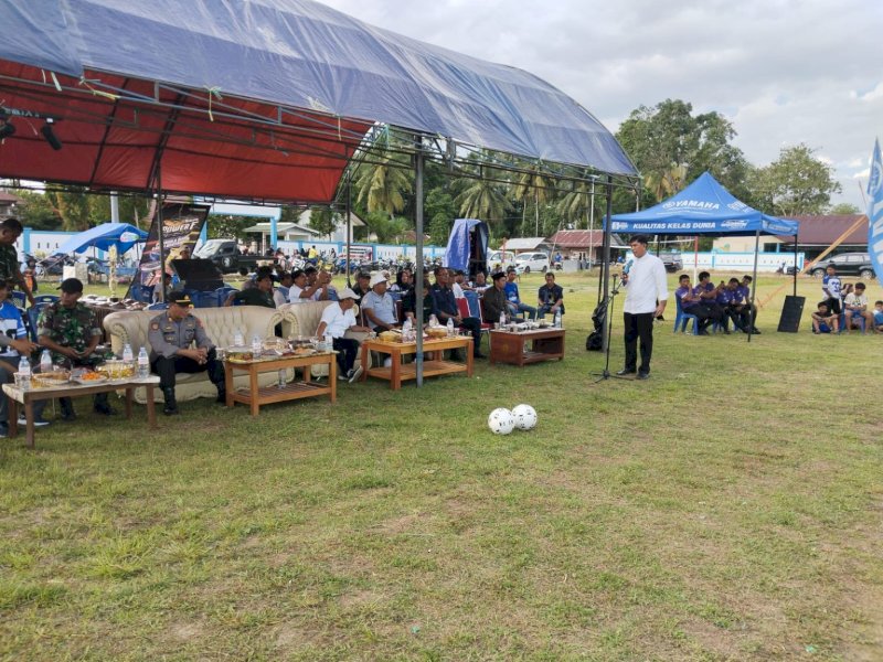 Plt. Kepala Badan Pendapatan Daerah (Bapenda) Luwu Timur, Muhammad Yusri, membuka Turnamen sepak bola Lera Cup II resmi dimulai pada Sabtu (10/01/2026), di Lapangan Desa Lera, Kecamatan Wotu, Kabupaten Luwu Timur. @Jejakfakta/dok. ikp-humas/kominfo-sp
