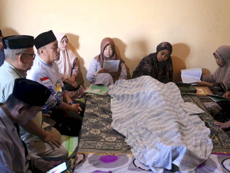 Bupati Luwu Timur, Irwan Bachri Syam, melayat ke rumah duka almarhum H. Darwis di Desa Lakawali, Kecamatan Malili, Ahad (11/01/2026). @Jejakfakta/dok. IKP-Humas/Kominfo-SP
