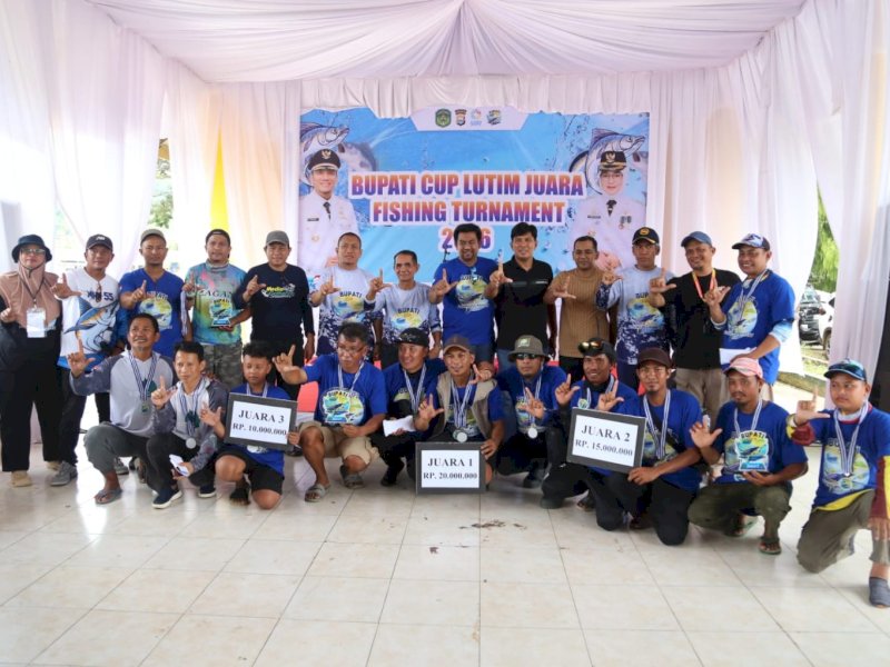 Bupati Luwu Timur, Irwan Bachri Syam, resmi menutup kegiatan Fishing Tournament Bupati Cup I Lutim Juara Tahun 2026 yang digelar di Pangkalan Pendaratan Ikan (PPI) Desa Wewangriu, Kecamatan Malili, Ahad (11/01/2026). @Jejakfakta/dok. IKP-Humas/Kominfo-SP