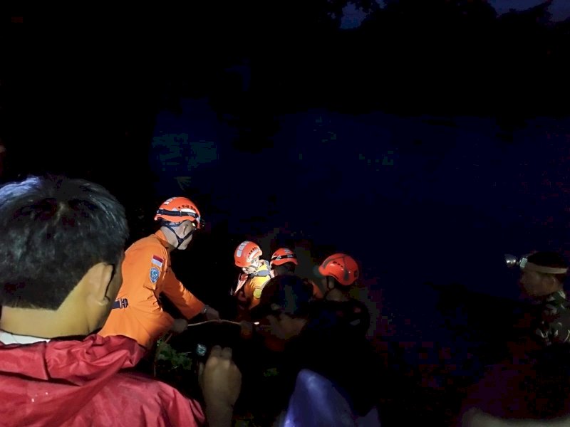 Tim SAR gabungan melakukan pencarian warga yang diduga hanyut di Sungai Belapunraga, Dusun Pappareang, Kecamatan Parangloe, Kabupaten Gowa, Minggu (11/01/2026). @Jejakfakta/dok. Basarnas Makassar