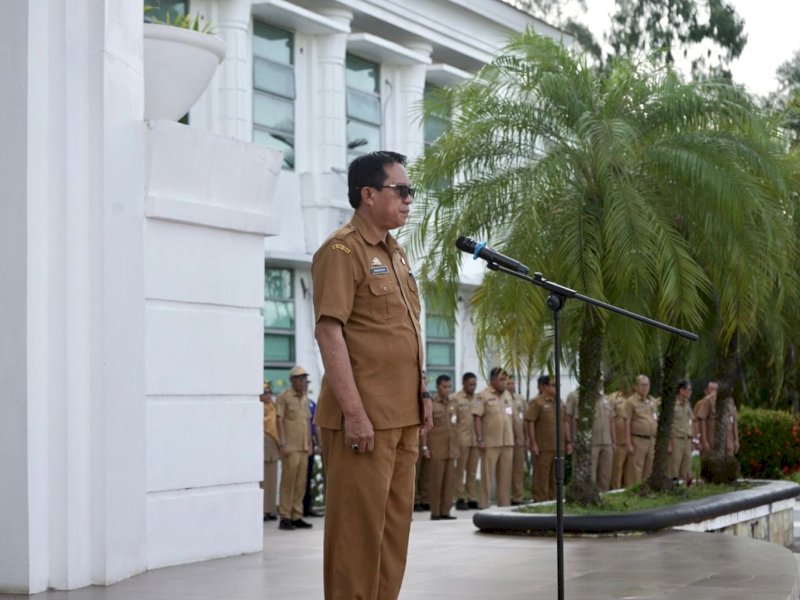 Penjabat (Pj) Sekretaris Daerah Kabupaten Luwu Timur, Ramadhan Pirade,   saat bertindak sebagai Pembina Apel Pagi yang digelar di Halaman Kantor Bupati Luwu Timur, Senin (12/01/2026). @Jejakfakta/dok. IKP-Humas/Kominfo-SP