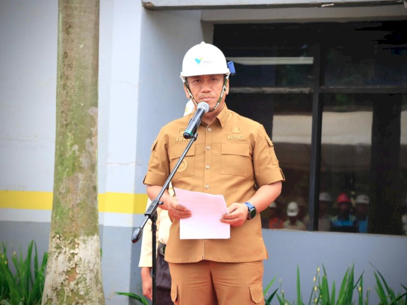 Bupati Luwu Timur, Irwan Bachri Syam, saat memimpin Upacara Bulan K3 Nasional tingkat kabupaten yang digelar di Area Parkir Main Office Plant Site PT Vale Indonesia Tbk, Senin (12/01/2026). @Jejakfakta/dok. IKP-Humas/Kominfo-SP