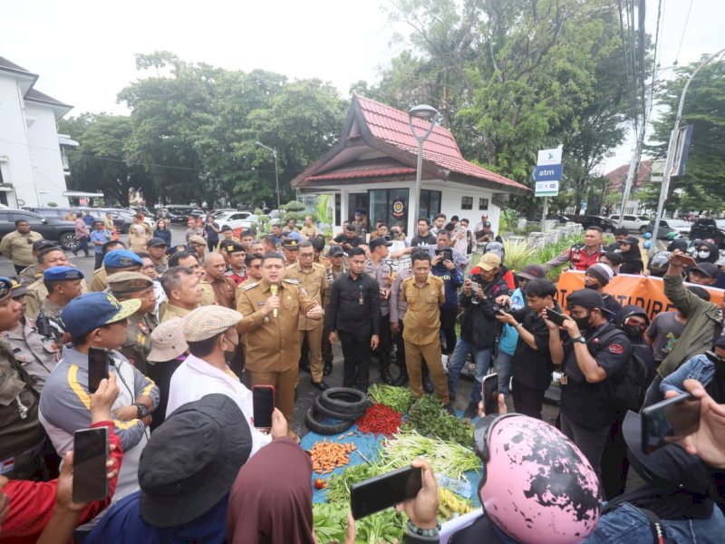 Wali Kota Makassar Munafri Arifuddin bersama Wakil Wali Kota Makassar, Aliyah Mustika Ilham, turun langsung menemui para pendemo dan membuka ruang dialog secara terbuka di halaman Balai Kota Makassar, Senin (12/1/2026). @Jejakfakta/dok. Humas Pemkot Makassar