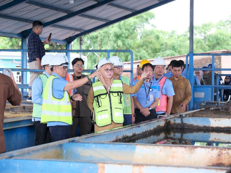 Bupati Gowa, Sitti Husniah Talenrang, meninjau Instalasi Pengolahan Air (IPA) Pandang-Pandang dan Kantor Perumda AM Tirta Jeneberang, Senin (12/1/2026). @Jejakfakta/dok. Humas Pemkab Gowa