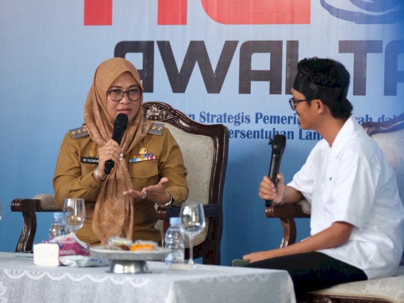 Bupati Gowa, Sitti Husniah Talenrang, saat menghadiri dialog publik &ldquo;Ngopi Awal Tahun&rdquo; yang digelar Sun Squad Institute (SSI) di Jalan Singa, Makassar, Senin (12/1/2026). @Jejakfakta/dok. Humas Pemkab Gowa
