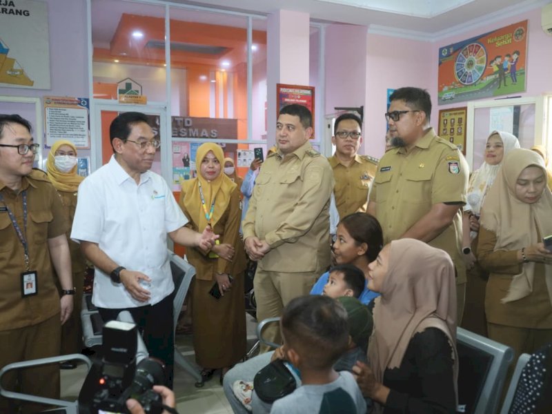 Wali Kota Makassar, Munafri Arifuddin, menerima sekaligus mendampingi kunjungan kerja Wakil Menteri Kesehatan (Wamenkes) Republik Indonesia, dr. Benyamin Paulus Octavianus, Sp.P, FISR, di Puskesmas Ballaparang, Kecamatan Rappocini, Selasa (13/1/2026). @Jejakfakta/dok. Humas Pemkot Makassar