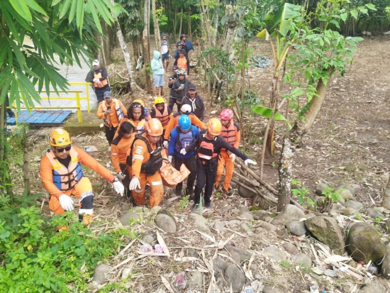 Tim SAR Gabungan melakukan evakuasi korban tenggelam di Sungai Belapunraga, Dusun Pappareang, Kecamatan Parangloe, Kabupaten Gowa, Sulawesi Selatan, Selasa (13/1/2026). @Jejakfakta/dok. Basarnas Makassar