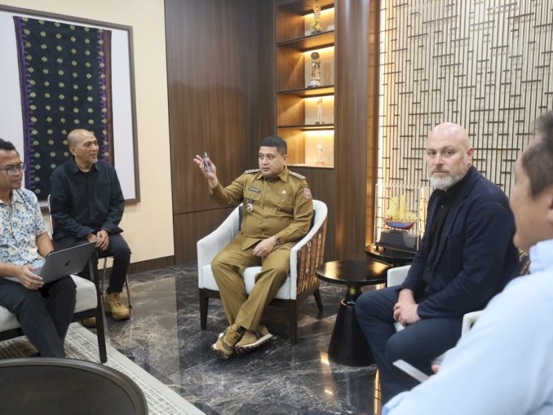 Wali Kota Makassar, Munafri Arifuddin, saat mengikuti wawancara singkat bersama tim WRI Ruan yang dipimpin Diego Rivera dari Monash University, di Kantor Balai Kota Makassar, Selasa (13/1/2026). @Jejakfakta/dok. Humas Pemkot Makassar
