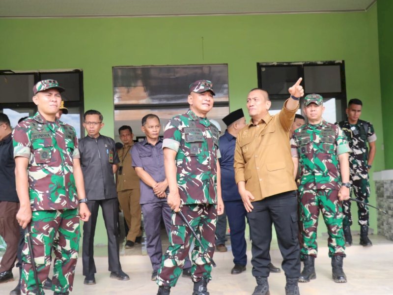 Bupati Luwu Timur Irwan Bachri Syam menyambut kunjungan kerja Panglima Kodam XIV/Hasanuddin, Mayjen TNI Bangun Nawoko, di Markas Kodim 1403/Palopo wilayah Malili, Selasa (13/1/2026). @Jejakfakta/dok. IKP-Humas/Kominfo-SP
