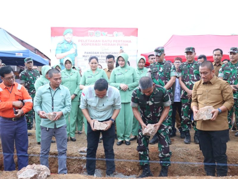 Bupati Luwu Timur, Irwan Bachri Syam, bersama Panglima Kodam XIV Hasanuddin, Mayjen TNI Bangun Nawoko, secara resmi meletakkan batu pertama pembangunan Gerai Koperasi Desa Merah Putih (KDMP) di Desa Sorowako, Kecamatan Nuha, Selasa (13/1/2026). @Jejakfakta/dok. IKP-Humas/Kominfo-SP