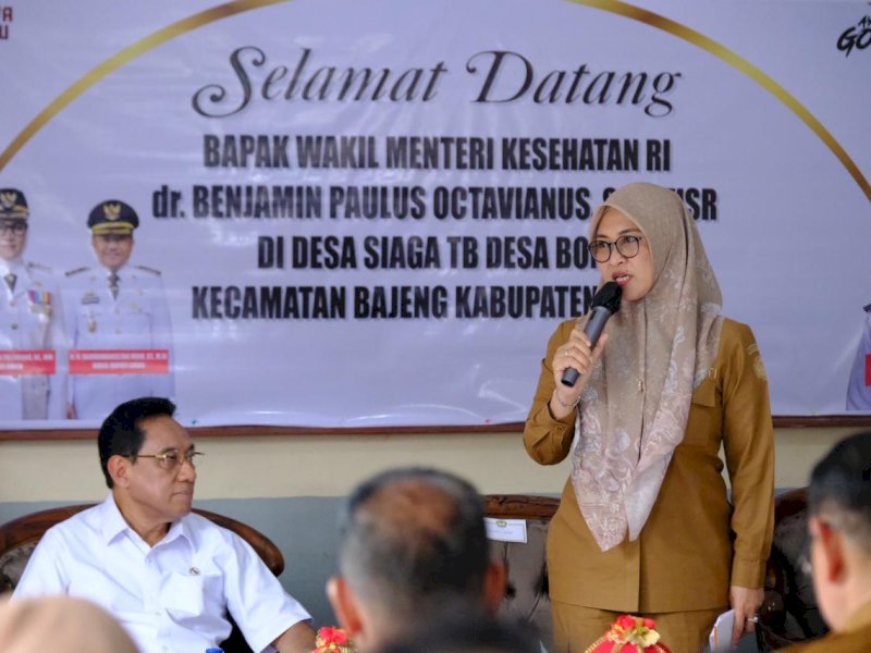 Bupati Gowa, Sitti Husniah Talenrang, saat menerima  kunjungan kerja Wakil Menteri Kesehatan RI, dr. Benjamin Paulus Octavianus, di Desa Siaga TB, Desa Bone, Kecamatan Bajeng, Selasa (13/1/2026). @Jejakfakta/dok. Humas Pemkab Gowa