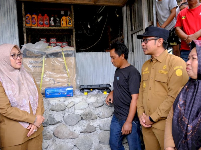 Bupati Gowa, Sitti Husniah Talenrang,  saat menyerahkan bantuan peralatan usaha 221 UMKM di Kabupaten Gowa, Selasa (13/1/2026). @Jejakfakta/dok. Humas Pemkab Gowa