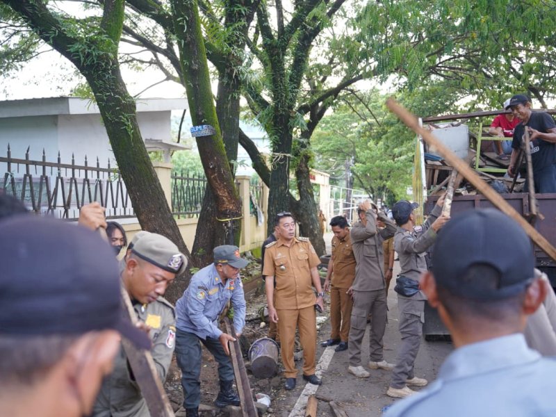 Penertiban PK5 dipimpin langsung oleh Camat Biringkanaya, Juliaman, bersama unsur TNI&ndash;Polri, Satpol PP, dan aparat kelurahan, Rabu (14/1/2026). @Jejakfakta/dok. Humas Pemkot Makassar