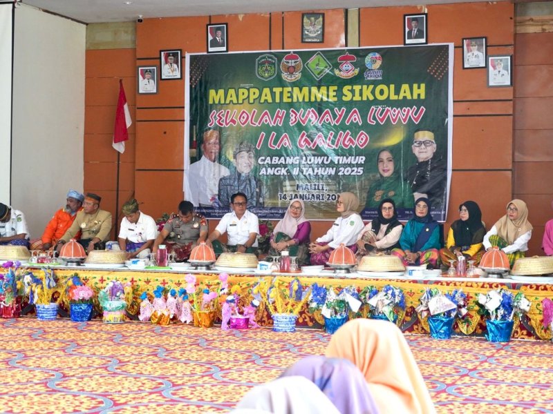 Penjabat (Pj) Sekretaris Daerah Kabupaten Luwu Timur, Ramadhan Pirade, saat menghadiri kegiatan Mappatemme Sikolah yang berlangsung di Aula Dinas Pendidikan dan Kebudayaan, Malili, Rabu (14/01/2026). @Jejakfakta/dok. ikp-humas/kominfo-sp