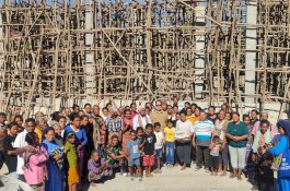 Sandiana Soemarko Salurkan Bantuan Pembangunan Kapela St Antonius Padua di TTS