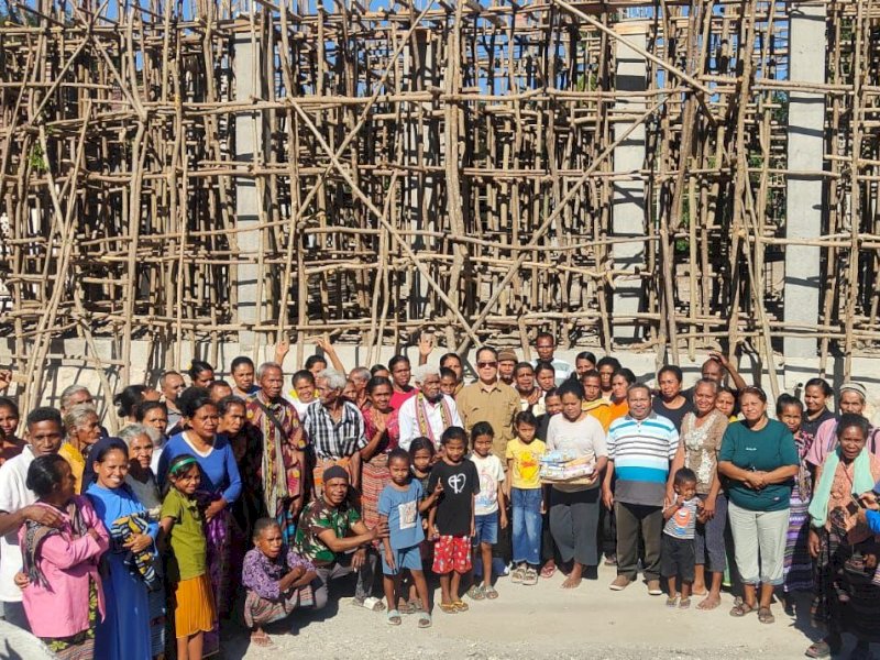 Sandiana Soemarko menyalurkan bantuan untuk pembangunan Kapela St Antonius Padua di Fatumetan, Kabupaten Timor Tengah Selatan (TTS), Nusa Tenggara Timur (NTT). @Jejakfakta/dok. Istimewa