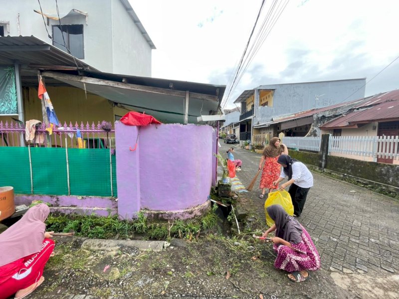 Warga RT 4 RW 3 Kelurahan Sudiang Raya, BTN Dewi Kumala Sari, Kecamatan Biringkanaya, menggelar kegiatan Jumat Bersih sebagai wujud kepedulian terhadap kebersihan lingkungan, Jumat (16/1/2026). @Jejakfakta/dok. Humas Pemkot Makassar