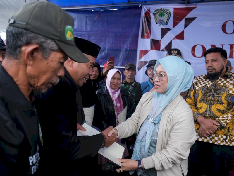 Bupati Gowa, Sitti Husniah Talenrang, menyerahkan sebanyak 3.608 sertifikat tanah kepada masyarakat Kecamatan Tinggimoncong, Jumat (16/1/2026). @Jejakfakta/dok. Humas Pemkab Gowa