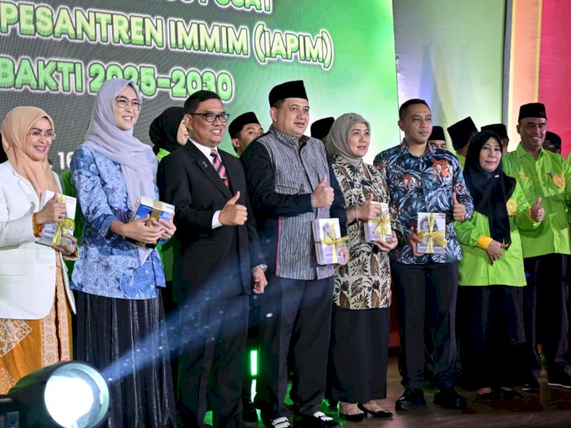 Wali Kota Makassar, Munafri Arifiuddin, bersama Wakil Wali Kota Makassar, Aliyah Mustika Ilham, saat menghadiri pengukuhan Pengurus Pusat IAPIM periode 2025&ndash;2030 di Gedung Manunggal M Yusuf, Makassar, Jumat malam (16/1/2026). @Jejakfakta/dok. Humas Pemkot Makassar