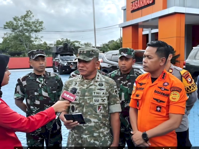 Mayjen TNI Bangun Nawoko, memantau langsung jalannya operasi pencarian dan pertolongan (SAR) pesawat ATR 42-500 yang hilang kontak di wilayah Leang-Leang, Kabupaten Maros, Sabtu (17/1/2026).