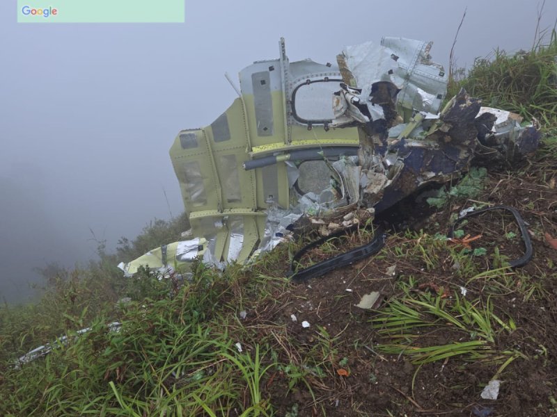 Tim SAR gabungan menemukan sejumlah serpihan pesawat berupa bagian badan, ekor, dan jendela di puncak Gunung Bulusaraung, Minggu (18/1/2026) pagi. @Jejakfakta/Bassarnas Makassar