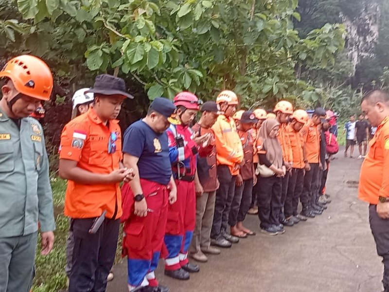 TIm BPBD Kota Makassar bergabung dalam tim SAR proses pencarian pesawat jenis ATR 42-500 milik Indonesia Air Transport @Jejakfakta/dok. Humas Pemkot Makassar