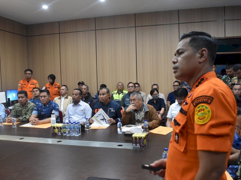 Rapat evaluasi operasi pencarian dan pertolongan terhadap pesawat ATR 42-500 rute Yogyakarta&ndash;Makassar yang dilaporkan hilang kontak masih terus berlangsung, Minggu (18/1/2026). @Jejakfakta/Basarnas Makassar