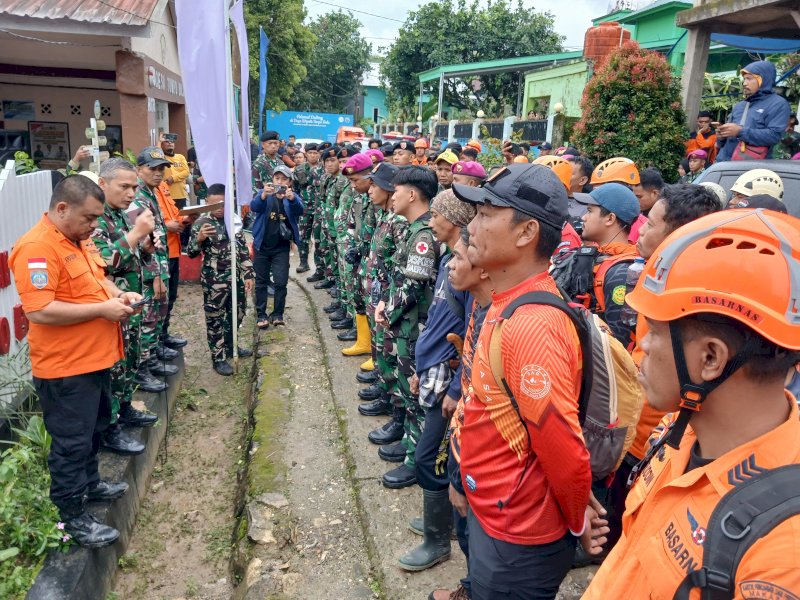 Sebanyak 34 personel Tim SAR Gabungan kembali diterjunkan untuk mengevakuasi satu korban yang telah ditemukan di kawasan Puncak Bulusaraung, wilayah perbatasan Kabupaten Maros dan Pangkep, Sulawesi Selatan, Senin (19/1/2026). @Jejakfakta/Nurdin Amir