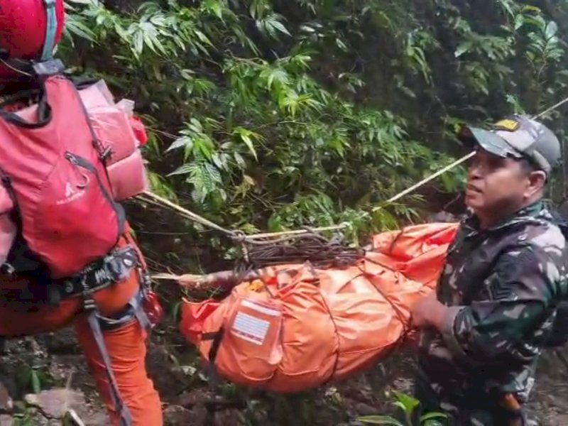Prajurit TNI Angkatan Darat dari Kodam XIV/Hasanuddin yang tergabung dalam tim Search and Rescue (SAR) berhasil menemukan satu korban kecelakaan pesawat ATR 42-500 di wilayah pegunungan Bulusaraung, Kabupaten Pangkep, Sulawesi Selatan, Minggu (18/1/2026). @Jejakfakta/dok. Istimewa