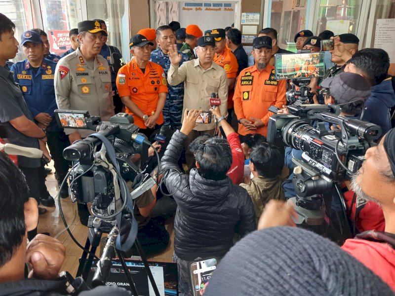 Menhub Dudy Purwagandhi bersama Kabasarnas Marsekal Madya TNI Mohammad Syafii, saat memberikan keterangan pers di lokasi Posko AJU Basarnas, Desa Tompo Bulu, Kecamatan Balocci, Kabupaten Pangkep, Senin (19/1/2026). @ Jejakfakta/Nurdin Amir