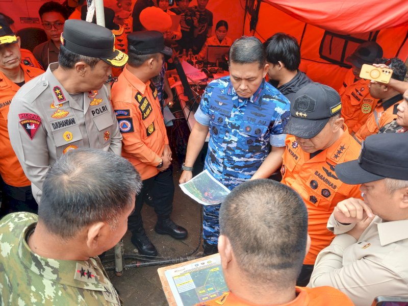 Menteri Perhubungan Republik Indonesia,&nbsp;Dudy Purwagandhi,&nbsp;melakukan koordinasi proses pencarian pesawat ART 42-500 
saat meninjau&nbsp;Posko Pencarian AJU Basarnas&nbsp;di&nbsp;Desa Tompo Bulu, Kecamatan Balocci, Kabupaten Pangkep, Senin (19/1/2026). @Jejakfakta/Nurdin Amir