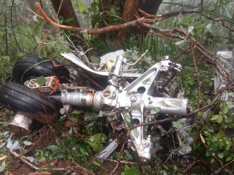 Tim SAR Gabungan menemukan barang milik korban dan bagian pesawat di lokasi jatuhnya ATR 42-500, di Gunung Bulusaraung, Kabupaten Pangkep, Senin (19/1/2026). @Jejakfakta/Basarnas Makassar