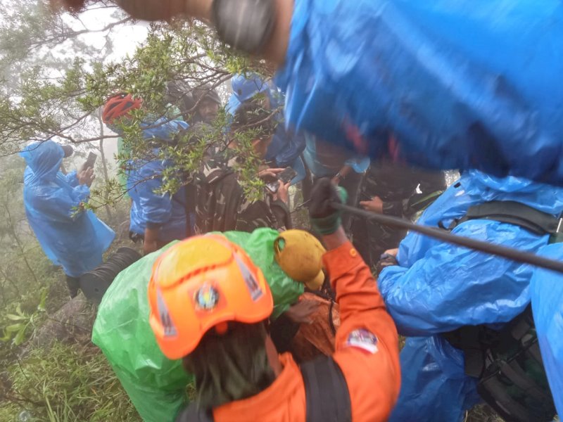 Tim SAR Gabungan melakukan upaya evakuasi korban jatuhnya pesawat ATR 42-500 di kawasan Gunung Bulusaraung, Kabupaten Pangkep, Sulawesi Selatan, Senin (19/1/2026). @Jejakfakta/dok. Istimewa