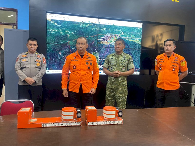 Black box pesawat ATR 42-500 yang mengalami kecelakaan di wilayah Maros&ndash;Pangkep resmi diserahkan kepada Kepala Basarnas, Marsekal Madya TNI Mohammad Syafii, di Kantor Pencarian dan Pertolongan Kelas A Makassar, Rabu (21/1/2026). @Jejakfakta/dok. Basarnas Makassar