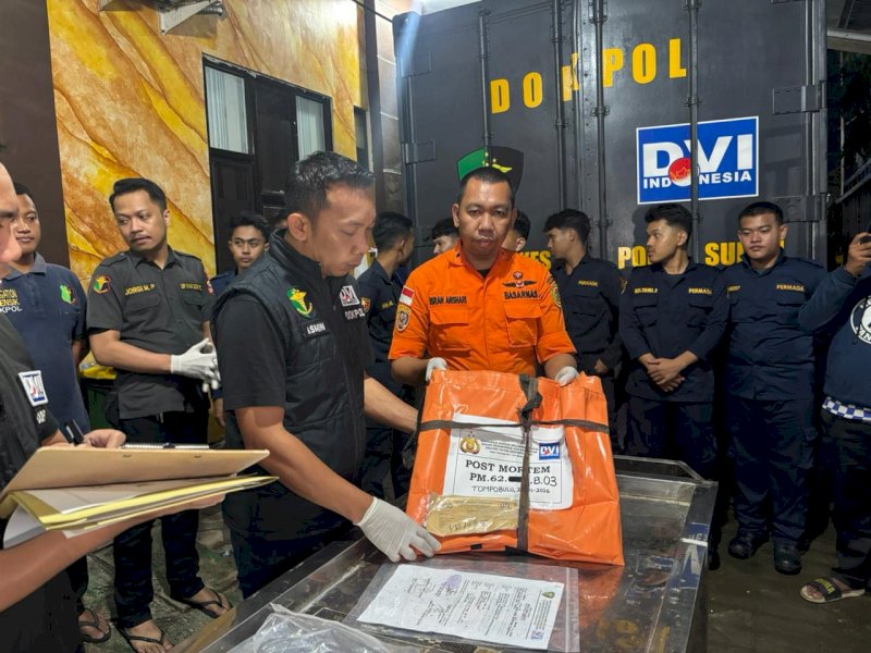 Basarnas menyerahkan temuan bagian tubuh (body part) korban serta sejumlah barang pribadi korban kecelakaan pesawat ATR 42-500 rute Yogyakarta&ndash;Makassar di Biddokkes Polda Sulsel, Rabu (21/01/2026). @Jejakfakta/dok. Basarnas Makassar 