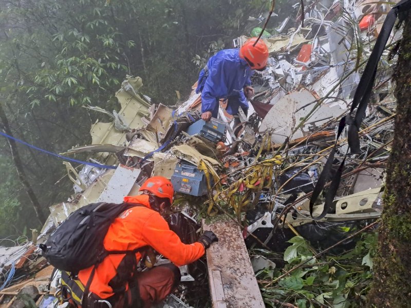 Tim SAR gabungan melakukan pengecekan menyeluruh di area kokpit pesawat ATR 42-500 yang mengalami kecelakaan pada rute Yogyakarta&ndash;Makassar. Proses pemeriksaan dilakukan pada Rabu (21/01/2026). @Jejakfakta/dok. Basarnas Makassar